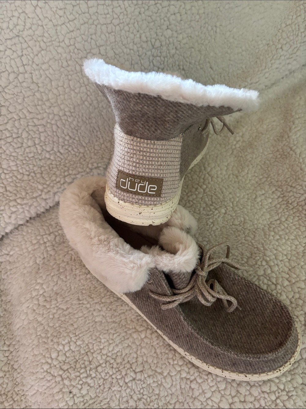Hey Dude Britt Boot Women’s Size 9 in Taupe with Cream Fur - Picture 3 of 8